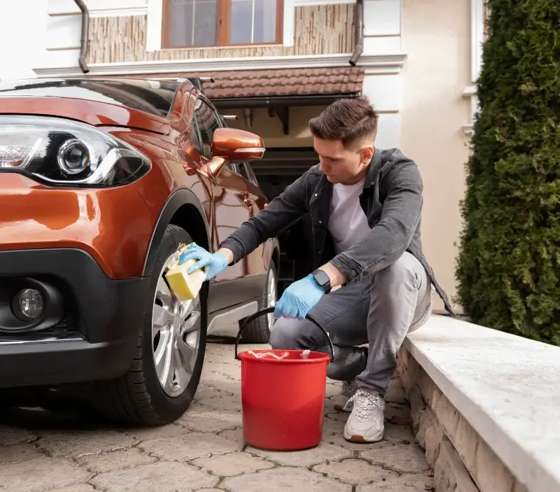 Lavage auto à domicile Villette-sur-Ain : professionnel intervenant sur un véhicule